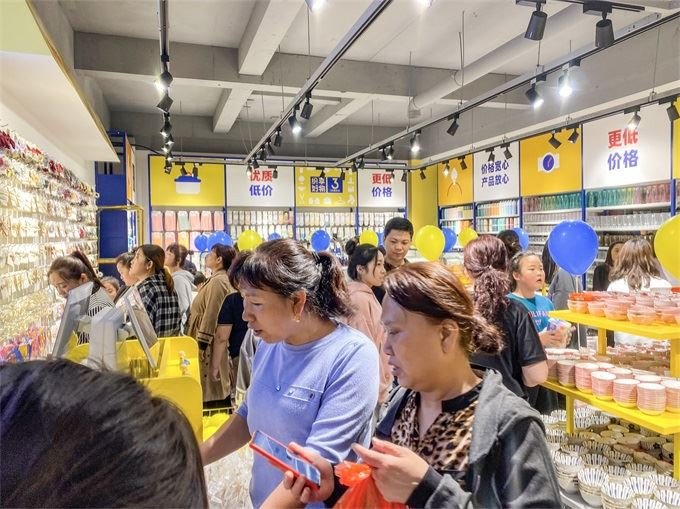 OHWOW Shaanxi Dollar Store Was Opened Recently And It Gained Great Popularity